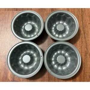 Mini Bundt Pans Set of 4 (4.5”) EUC Cake Baking